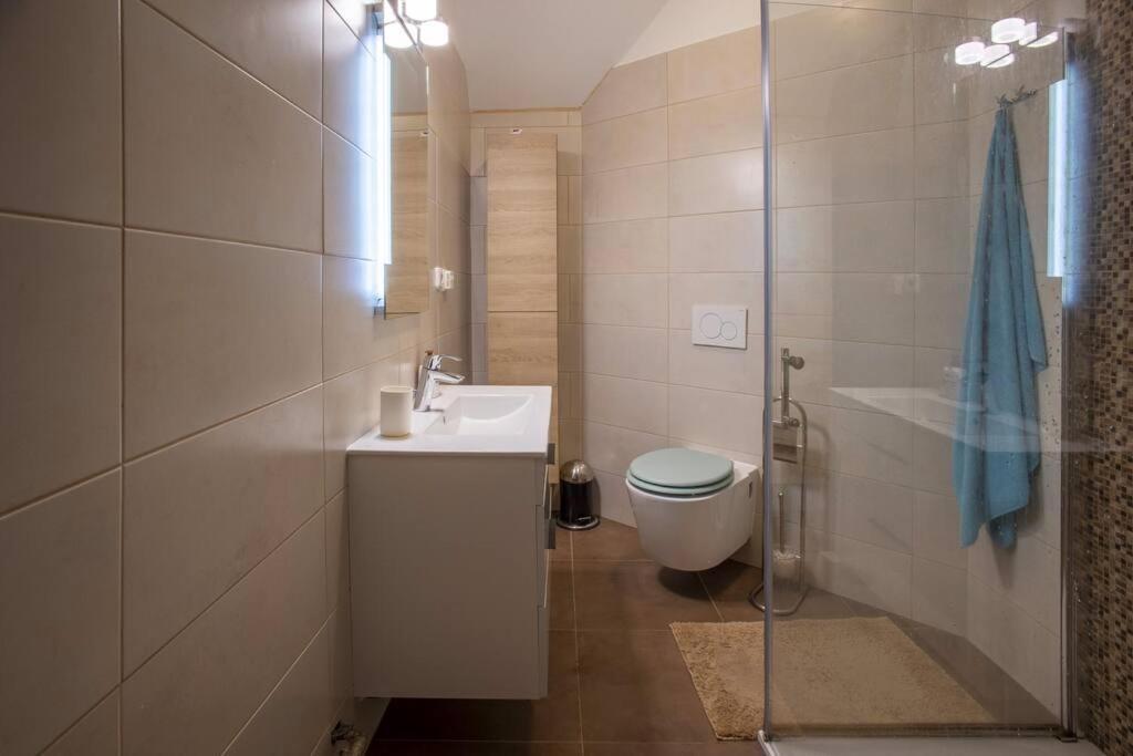 7 Bedroom Secluded Villa Close To Prague Ricany  Bagian luar foto