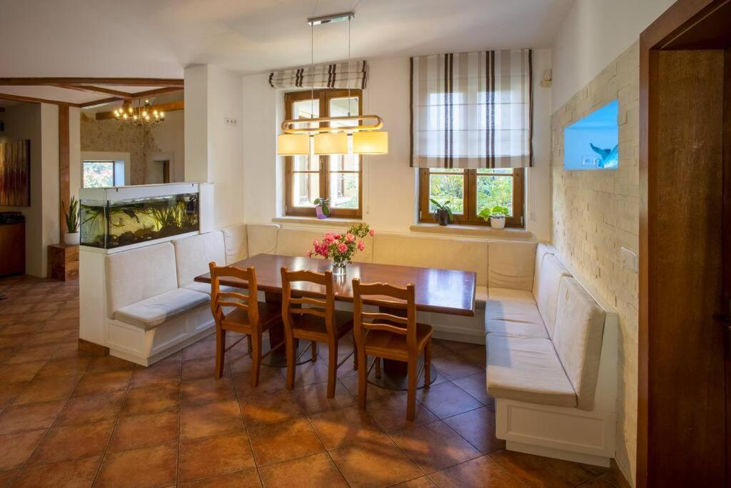 7 Bedroom Secluded Villa Close To Prague Ricany  Bagian luar foto